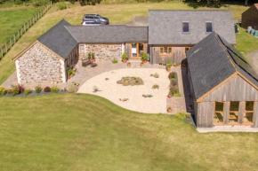 Spacious Luxury barn conversion - next to Tarka Trail cycle path